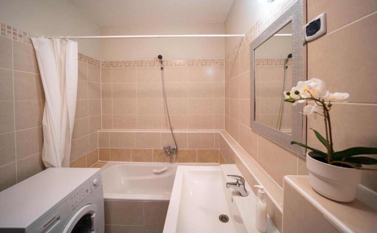 Central Passage For 2, Balcony, Wifi, Ac, Tv Lejlighed Budapest Eksteriør billede